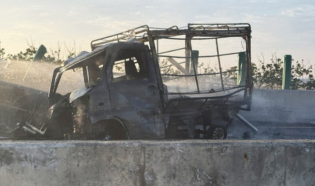 台61線雲林口湖段 小貨車自撞燃燒1人身亡 | 華視新聞