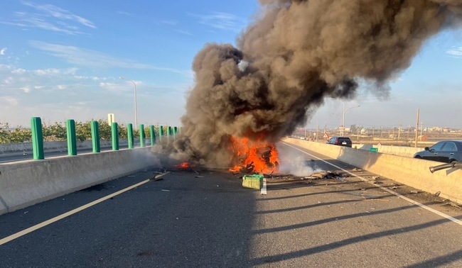 台61線貨車自撞起火1死1傷 越籍男駕駛肇逃被逮送辦 | 華視新聞
