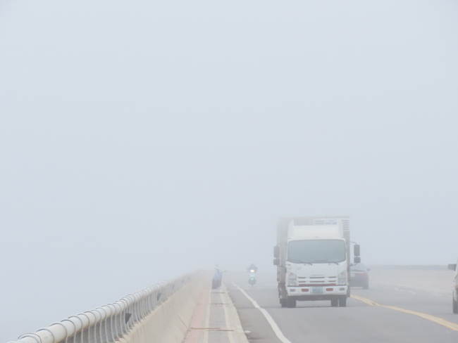 澎湖偏南風海上吹起平流霧  未影響班機起降 | 華視新聞