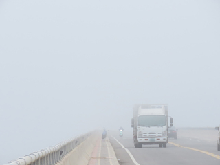 澎湖偏南風海上吹起平流霧  未影響班機起降