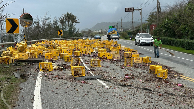 台東大貨車百箱米酒散落影響交通 警：已恢復通行 | 華視新聞