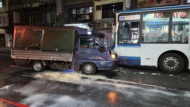 新店公車疑為閃車撞上對向小貨車 2駕駛輕傷 | 華視新聞