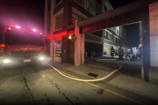 台南麻豆透天民宅火警 疑電風扇起火3人送醫 | 華視新聞
