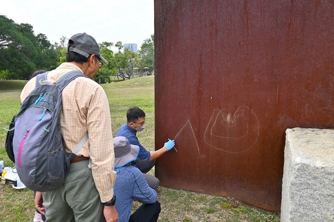 高美館戶外作品遭塗鴉破壞 警局未接獲報案將查訪 | 華視新聞