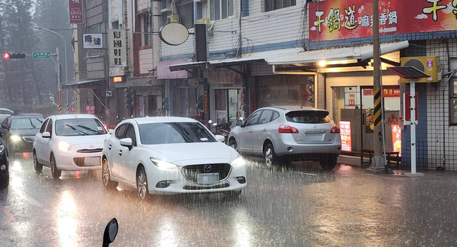 澎湖雷雨當空 雨勢驚人機場暫停作業 | 華視新聞