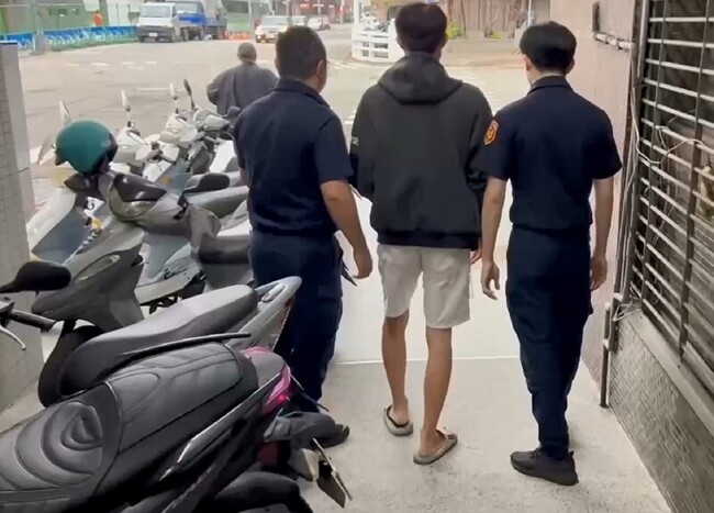 稱心情不佳酒後縱火機車發洩 台中1男子遭逮送辦 | 華視新聞