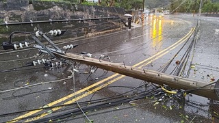 狂風驟雨下冰雹 苗縣台3線獅潭段路樹電桿倒塌