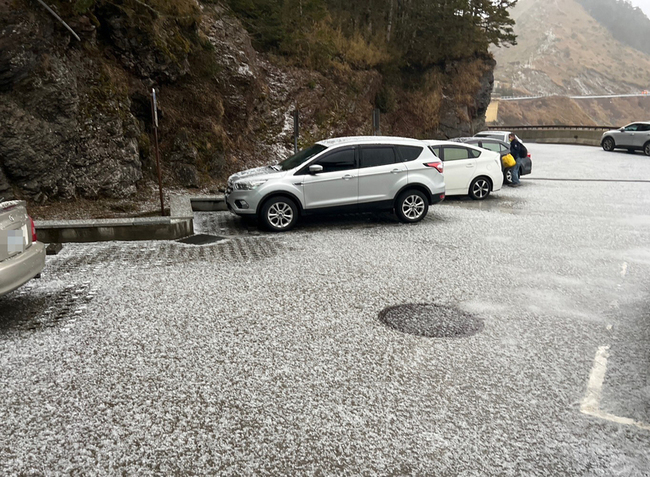 合歡山下冰雹如降雪 路面積冰釀車輛打滑 | 華視新聞