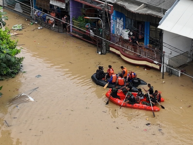大雅加達地區暴雨水淹最高8公尺  逾萬人撤離 | 華視新聞
