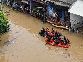 大雅加達地區暴雨水淹最高8公尺  逾萬人撤離
