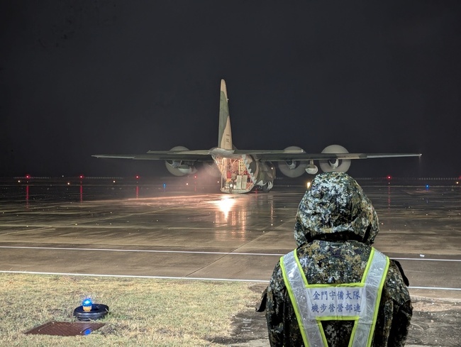 霧鎖金門第3日仍有旅客滯留 軍機協助疏運至高雄 | 華視新聞