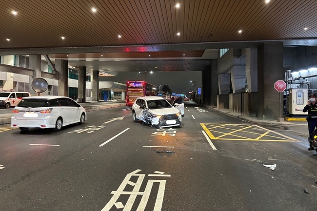 租賃車駕駛疑精神不濟  桃機航站南路自撞送醫 | 華視新聞