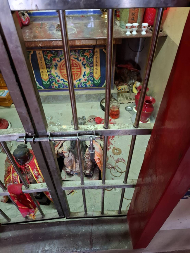 男偷土地公婆鍍金神明帽破壞神像 彰化警鎖定犯嫌 | 華視新聞