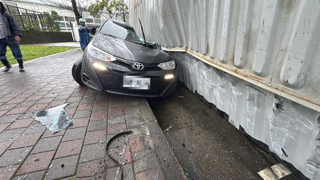 疑過彎車速過快  貨櫃掉落壓毀路旁5車 | 華視新聞