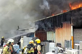 台南永康鐵皮倉庫火警 回收家電燃燒竄濃煙