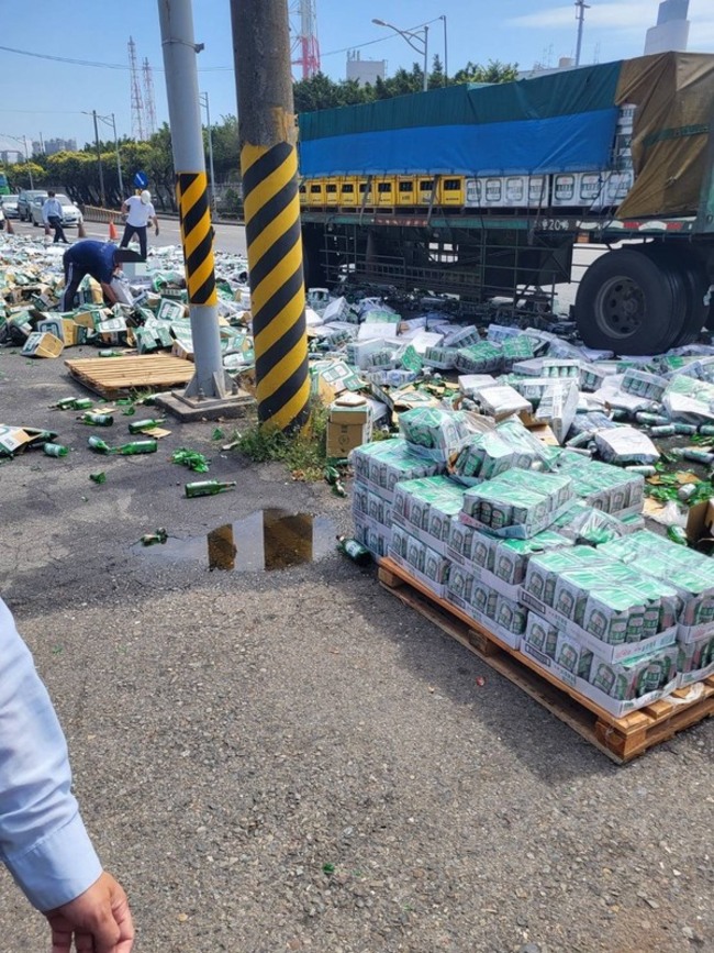 高雄聯結車疑沒綁牢啤酒散落  警到場疏導開罰駕駛 | 華視新聞