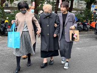 何瑞英陳佩琪現身北所探視柯文哲  帶2本書與菜