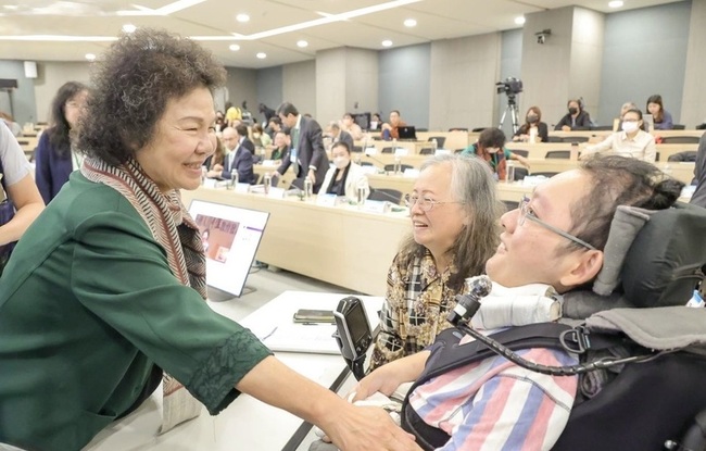 人權會完成身障律師陳俊翰論文中文譯作 上網公開 | 華視新聞