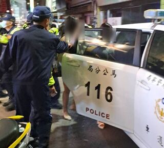 馬公警擴大臨檢  卡拉OK內查獲10名外籍女子