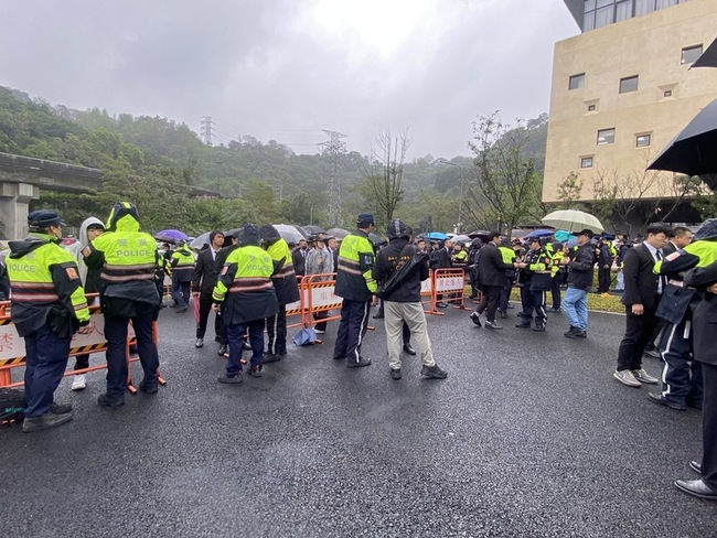 竹聯幫主告別式 北市警查獲3通緝犯2青少年 | 華視新聞