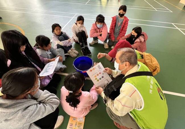 高市河堤國小水環境課程 志工教導檢測愛河水質 | 華視新聞