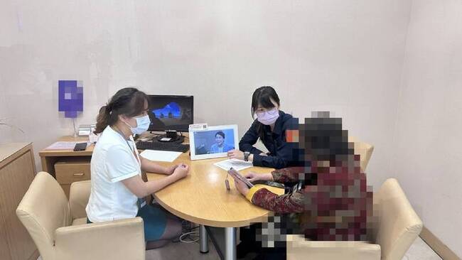 詐團指示謊稱買醫療器材 台中婦匯30萬元遭警勸阻 | 華視新聞