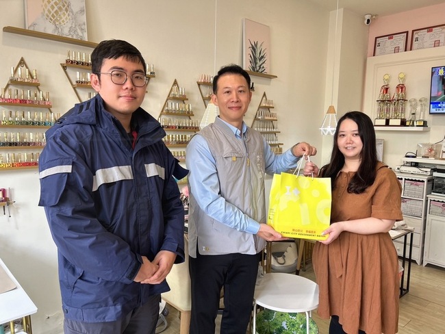 前護理師救援路倒命危婦 嘉市消防局表揚 | 華視新聞