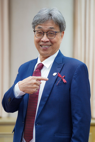 響應「為女著紅日」 陳駿季別上春仔花手藝蜻蜓