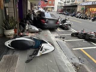 馬公自小客清晨連撞路旁13機車 駕駛疑徹夜未眠恍神