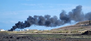 馬公五德一箱網養殖火警 濃煙綿延數公里