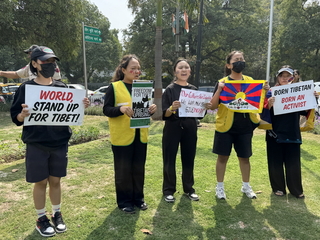 藏人泣訴遭文化滅絕 赴印度中國使館激烈抗爭