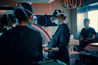 張鈞????新劇臨盆前幫病患開刀  佩服醫師強大意志力