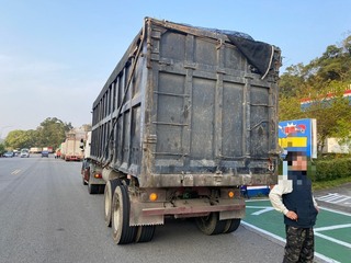 污泥掩飾假車牌反遭警盯上 曳引車駕駛送辦