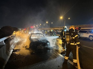 國道1號汐五高架堤頂段火燒車 幸未釀傷亡