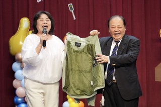 贈導護志工防寒外套  陳光復：感謝守護學童安全