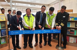 海上圖書館望僕號27日前停靠馬公港 閱讀兼賞景