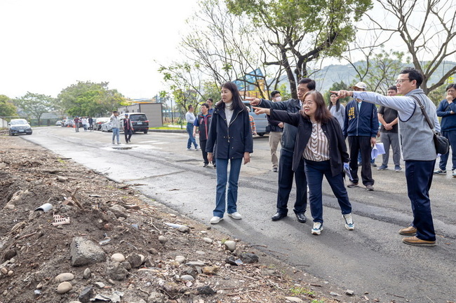 草屯酷比親子公園假日人潮滿  改善停車設攤販區 | 華視新聞