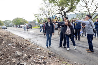 草屯酷比親子公園假日人潮滿  改善停車設攤販區