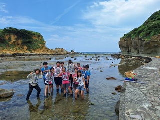 基隆八斗高中師生踏察潮間帶 培育海洋公民科學家