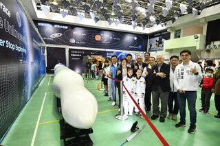 彰化校園太空科技博覽會登場  師生體驗虛擬實境