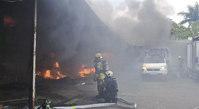 台南永康區倉庫火警 火勢控制暫無人受傷受困 | 華視新聞