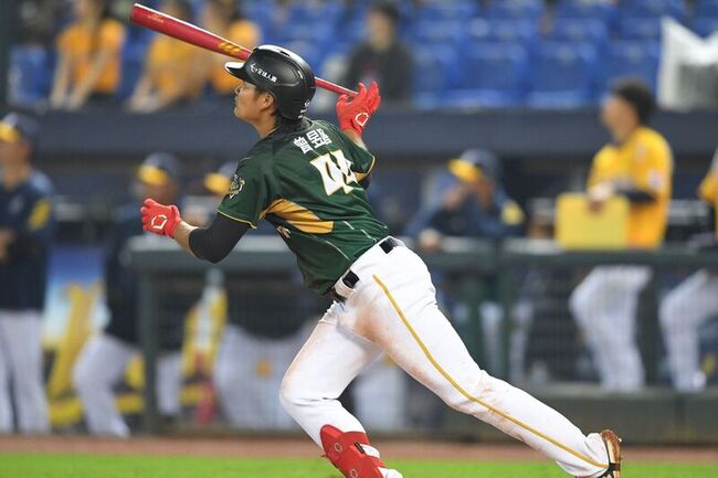 曾昱磬致勝3分砲 雄鷹擊敗兄弟官辦熱身賽3連勝 | 華視新聞