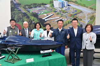參訪亞創中心  鄭麗君：整合跨部會加速無人機發展