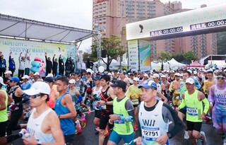 萬金石馬拉松萬人開跑  衣索比亞囊括男女組冠軍