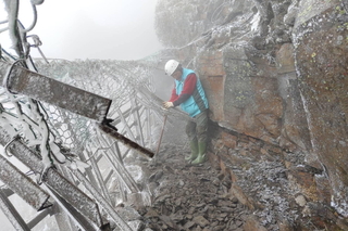 玉山步道風口鐵柵欄塌陷 玉管處派員清理落石