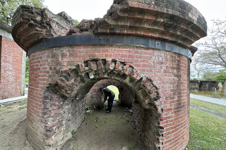 台南水道博物館百年煙囪基座 遭人隨地便溺