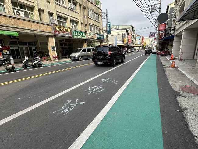 彰化大埔路車道縮減設停車區 翁噴漆標機車道遭罰 | 華視新聞