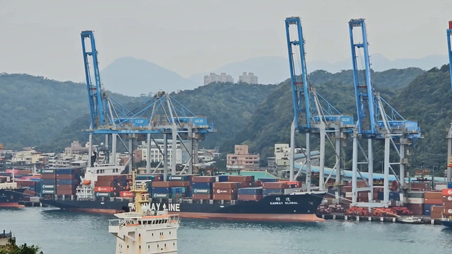 建輝輪基隆港漏油 多艘船舶沾附油汙 | 華視新聞