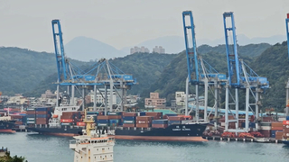 建輝輪基隆港漏油 多艘船舶沾附油汙