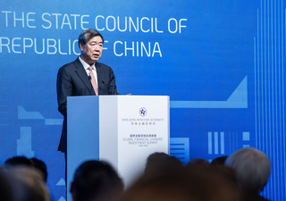 討論中美經貿 何立峰會見前美國財長鮑爾森